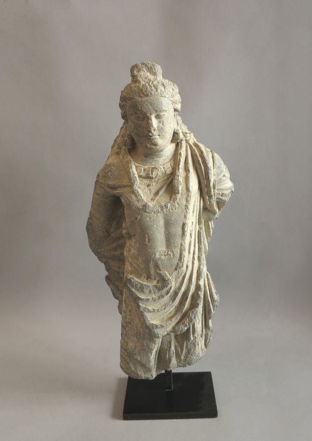 Null 菩萨的身体，发型是细卷发，顶着他的发髻。

犍陀罗希腊-佛教艺术，1-5世纪。

片岩。

专家的证书

22x10x50cm