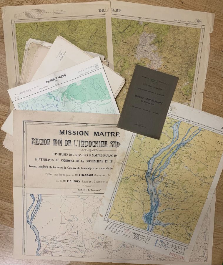 Null [印度]一套35幅彩色地形图，1930/1940年代，比例尺为1/10万，尺寸：130x90cm和46x64cm，附有印度支那地理服务小册子。
