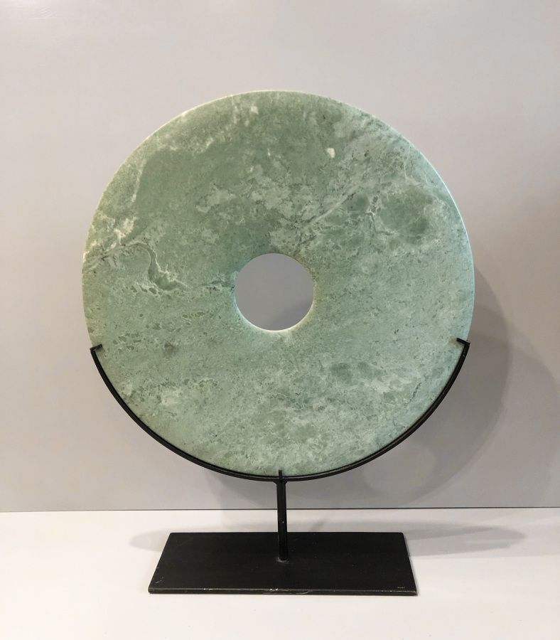 Null 黑色金属支架上的中国双盘。学者的物品，象征着地球和天空之间的联系，也有助于思考和冥想。

扁平的软玉石，中间有一个孔。

中国

直径40厘米