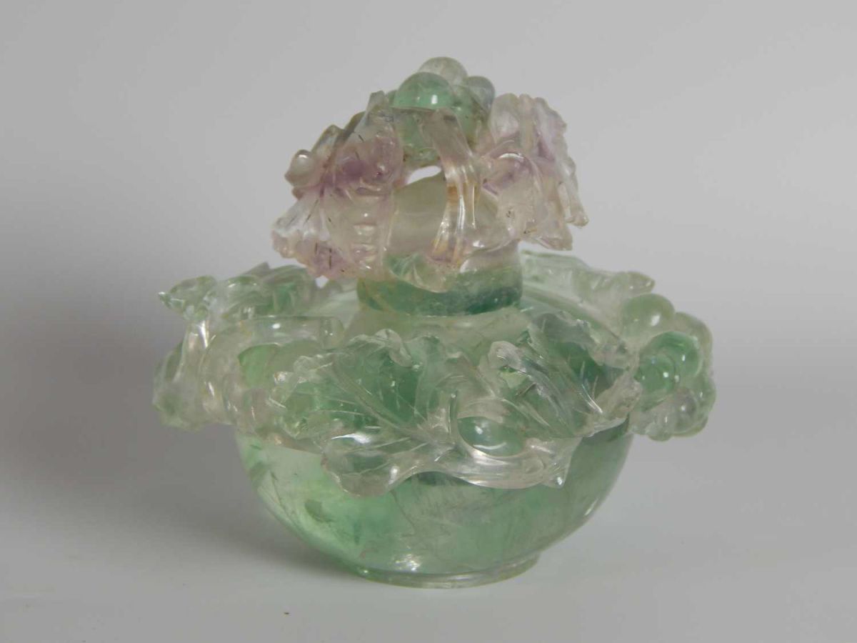 Null Bottiglia di fluorite con decorazione floreale. Cina, XX secolo. 

H: 9 cm &hellip;