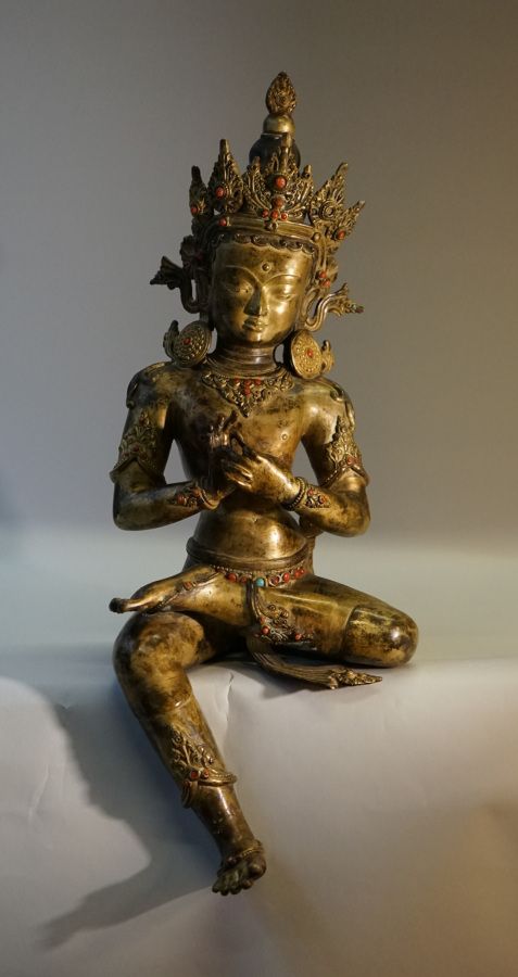 Null Bodhisatva in königlicher Entspannungshaltung. Vergoldete Bronze mit Intars&hellip;