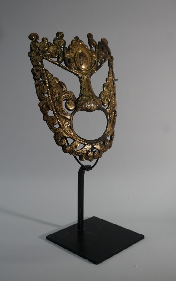 Null Dakini-Maske aus getriebenem und vergoldetem Kupfer.

Nordnepal oder Tibet,&hellip;