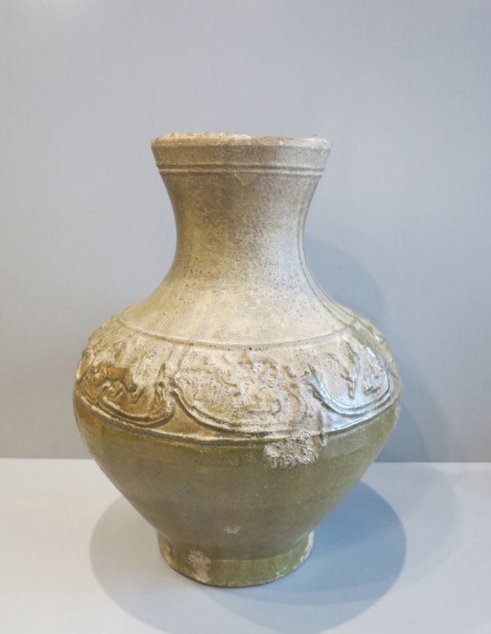 Null 胡 "形花瓶，圆腹造型，浮雕花卉图案，赭色釉下赤土。

中国。汉朝。公元前206年至公元220年。

高39厘米。