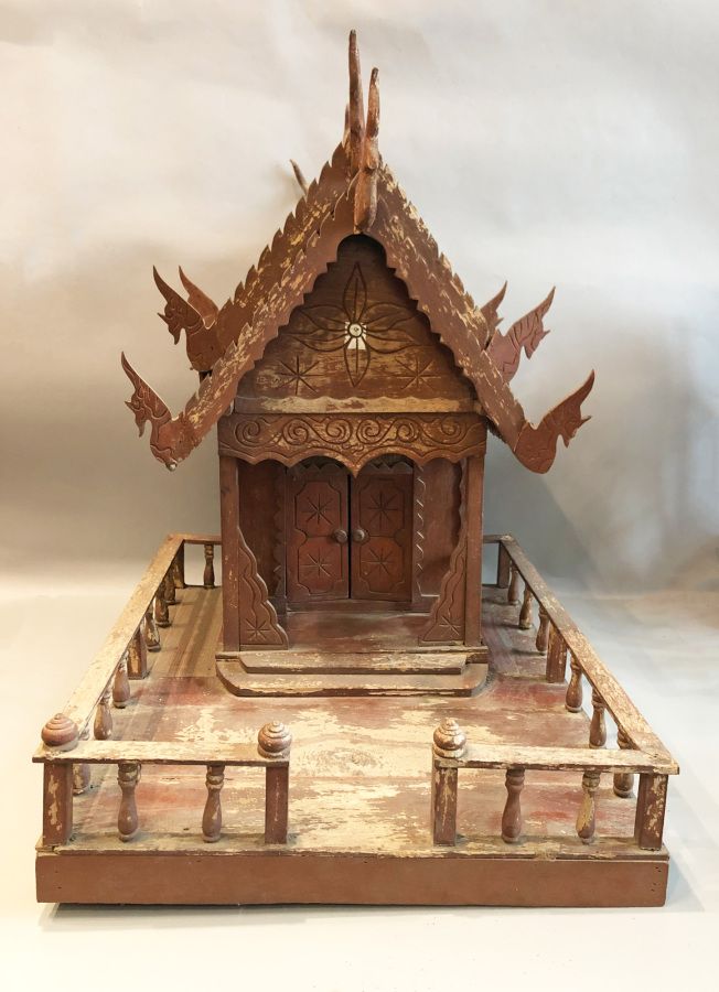 Null Miniature spirit house.

Wood with traces of lacquer. 

Thailand, early 20t&hellip;