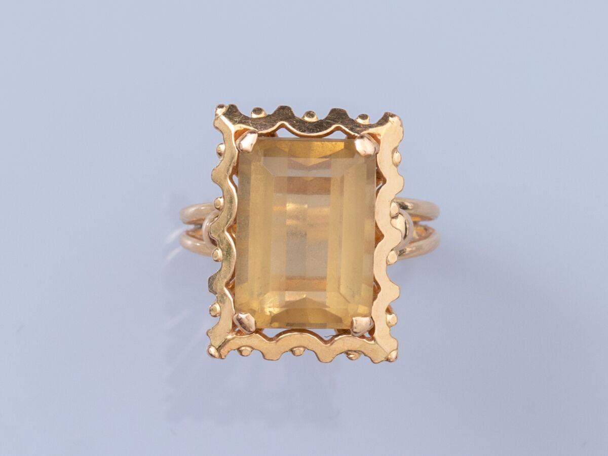 Null 18K黃金戒指，鑲嵌長方形黃水晶，扇形鑲嵌，重8克。TTD: 56.长度：19.4毫米