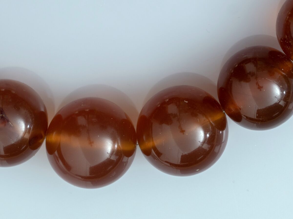 Null Collier en ambre de Sumatra , composé de 25 billes de diamètre 16 à 20 mm, &hellip;