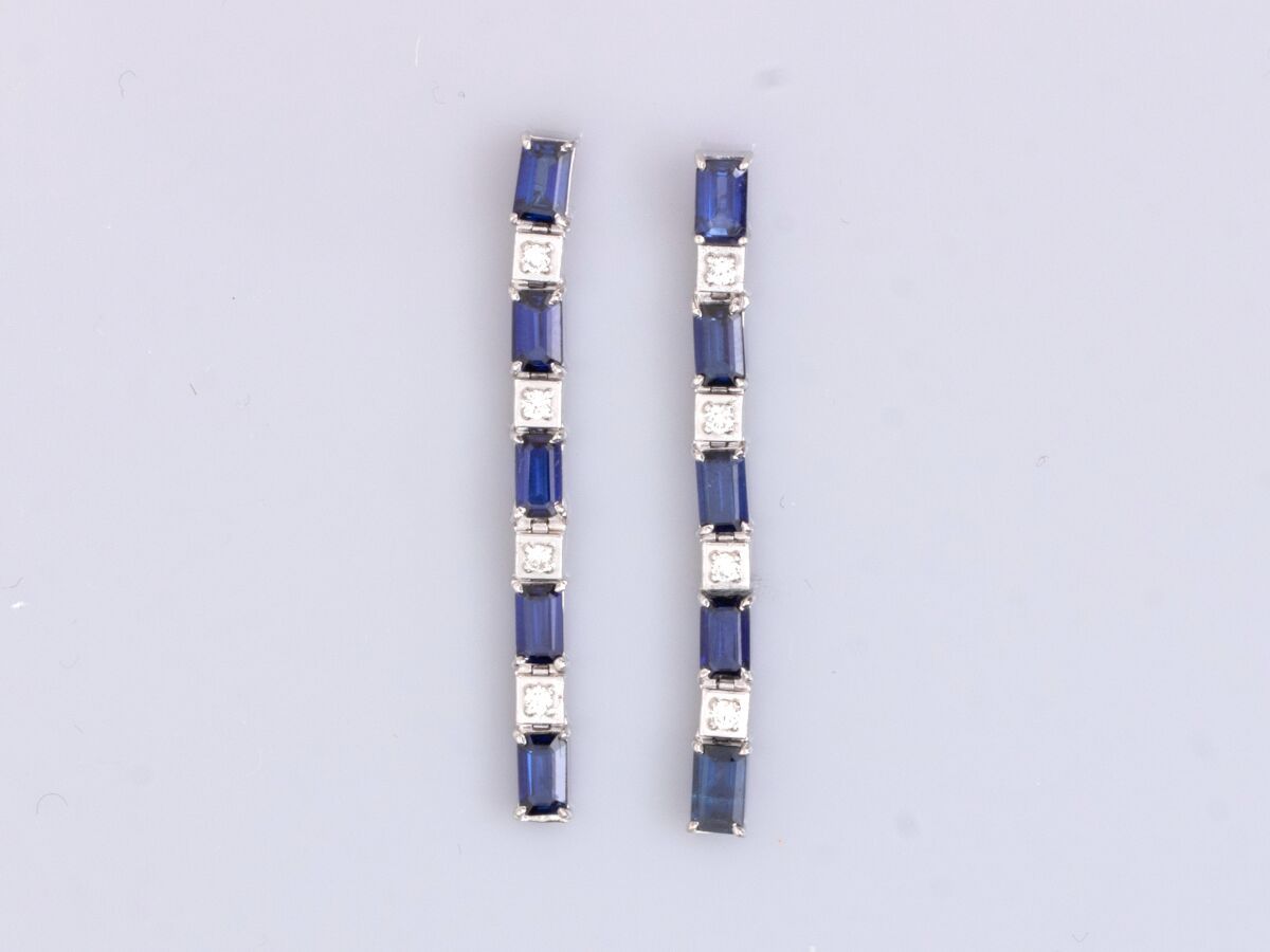 Null 一对18K白金长耳环，镶嵌一排校准的蓝宝石（共约2.60克拉），并以明亮式切割钻石作衬托。长度： 4 cm