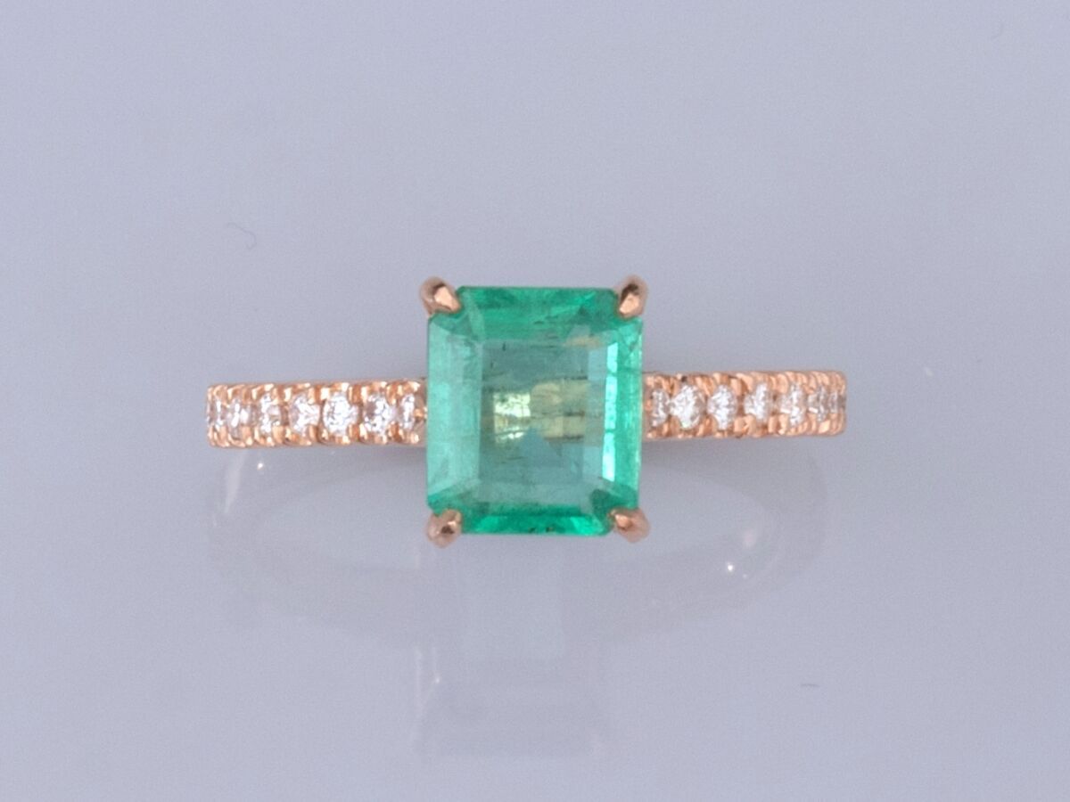Null 18K玫瑰金戒指，镶有长方形喇叭形祖母绿，重约1.80克拉，戒指上镶有明亮式切割的钻石，重3.7克。TDD 54.长度：8.7毫米