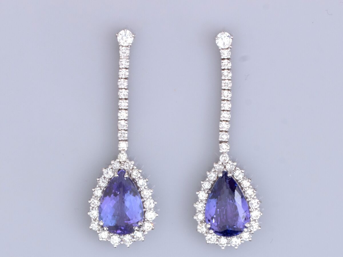 Null Pair of long earrings in 18K white gold, each set with a pear-cut tanzanite&hellip;