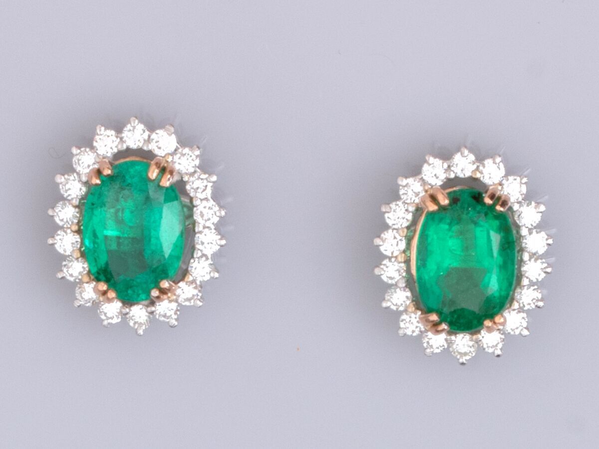 Null 双色18K金耳环一对，每只耳环都镶嵌了一颗美丽的椭圆形祖母绿，约1.70克拉（有树脂的痕迹），周围有明亮式切割钻石。长度：14毫米