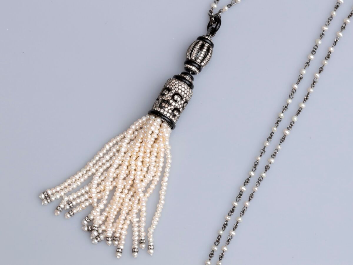 Null Bayadère项链，18K白金，带铜锈，镶嵌小型养殖珍珠，棕色明亮式切割钻石（约3.50克拉）和黑玛瑙。长：94厘米。流苏的高度：11厘米。鹰头标志