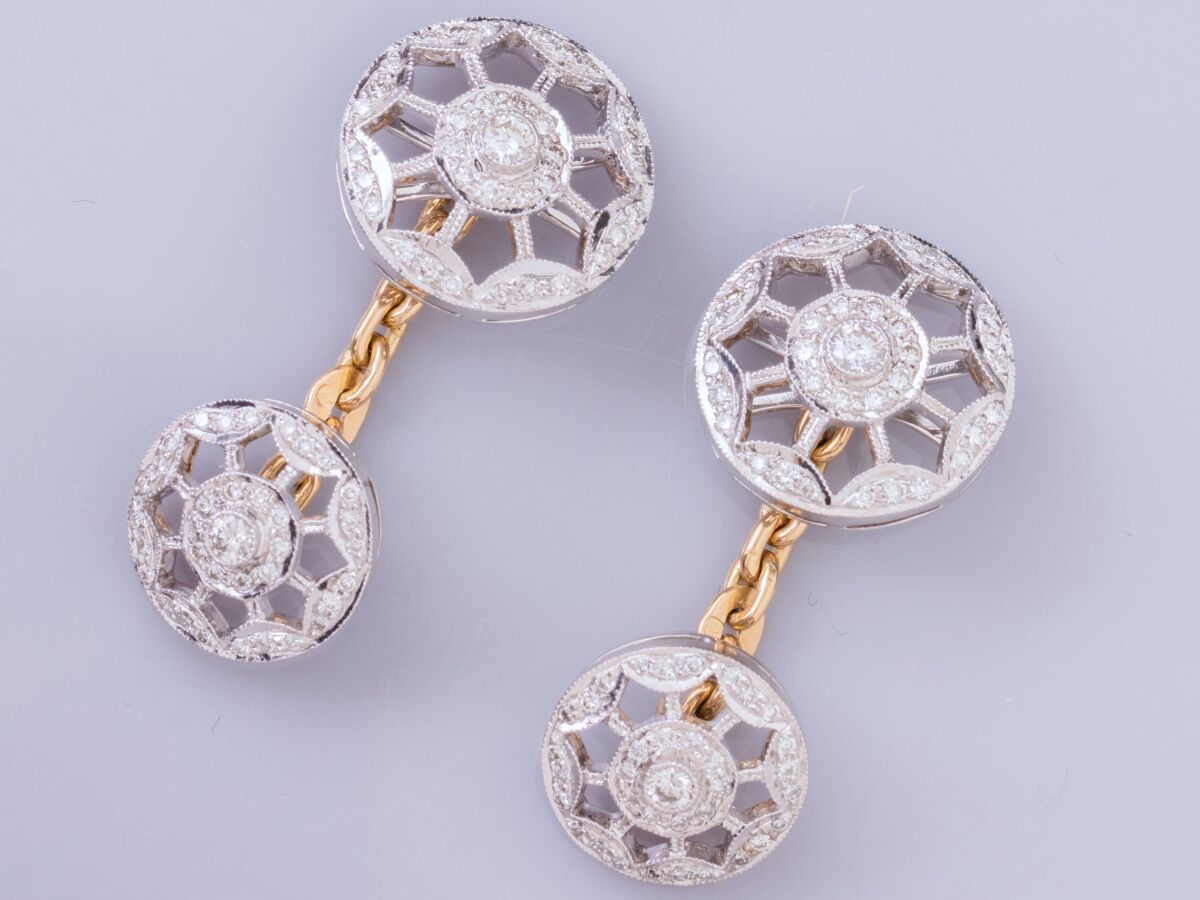 Null 双色18K金圆形镂空袖扣一对，镶嵌明亮式切割钻石，重11.8克。直径12.7毫米和15毫米。猫头鹰标志