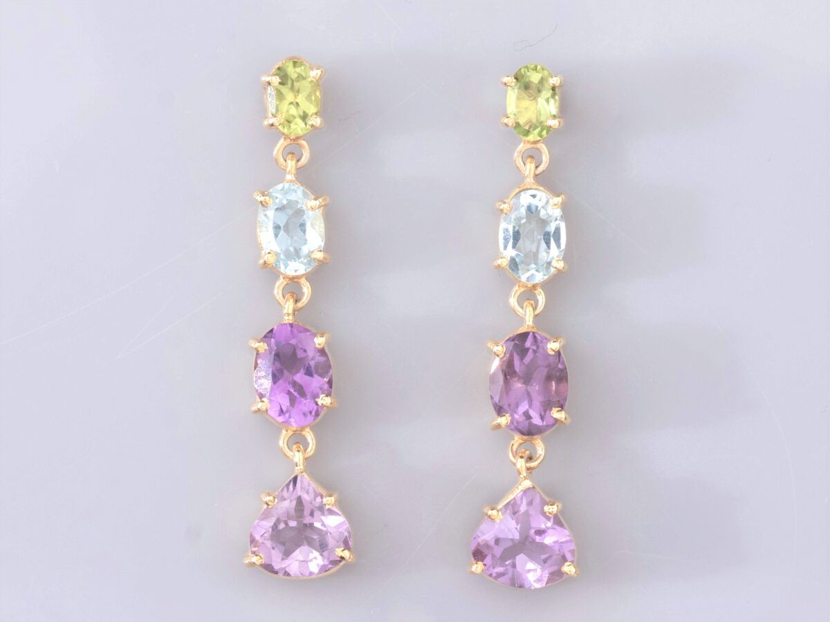 Null 925银镀金耳环一对，镶嵌多色宝石：橄榄石、蓝色托帕石、紫水晶，约6.5克拉，6.3克。长度： 4 cm
