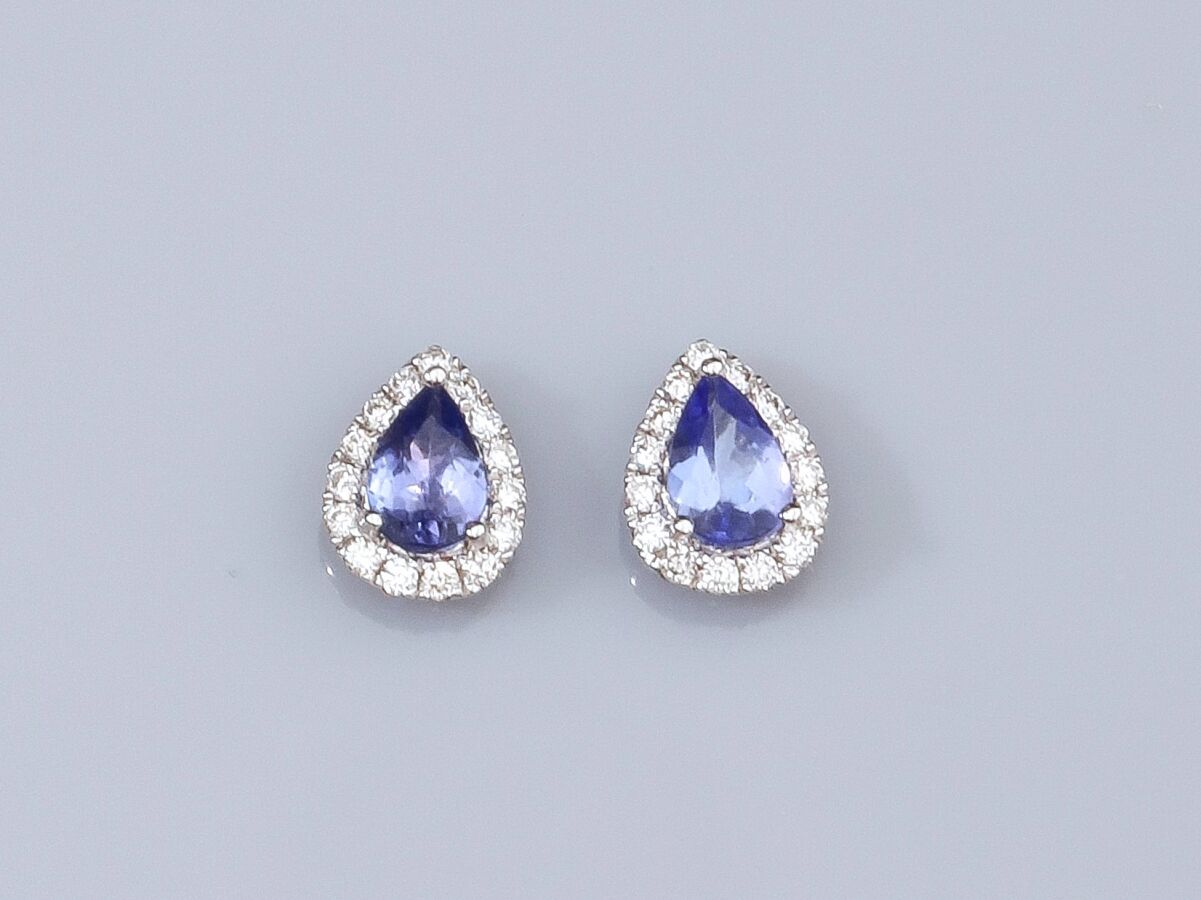 Null Pair of earrings in 18K white gold, each set with a pear-cut tanzanite of 0&hellip;