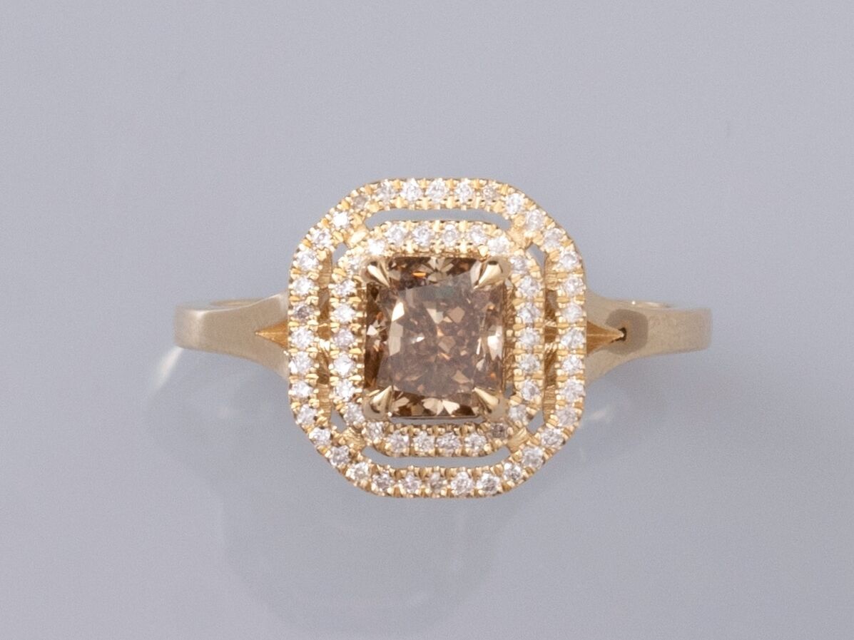 Null 585°/°(14K)黄金戒指，镶有一颗1.05克拉的 "天然彩棕 "钻石，净度为VS2，由小型明亮式切割钻石双层镶嵌而成。AIG米兰实验室的证书。 &hellip;