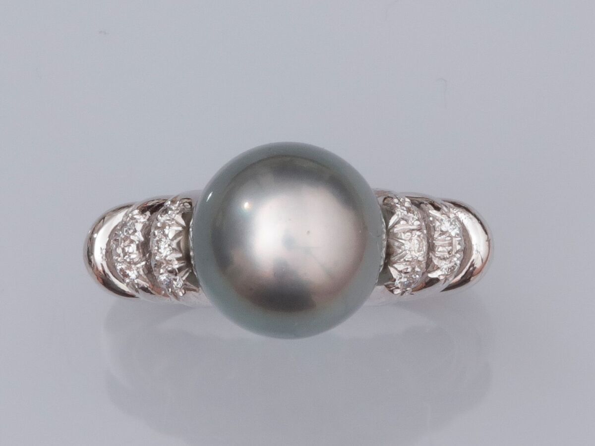 Null 18K白金戒指，镶嵌着一颗美丽的大溪地养殖珍珠，直径为10/10.5毫米，镂空的肩部镶嵌着小钻石。6.20 g.TDD 55.猫头鹰标志