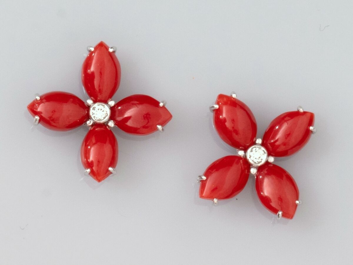 Null 18K白金花形耳环一对，花瓣镶嵌红珊瑚，花心镶嵌明亮式切割钻石。长度：14.5毫米