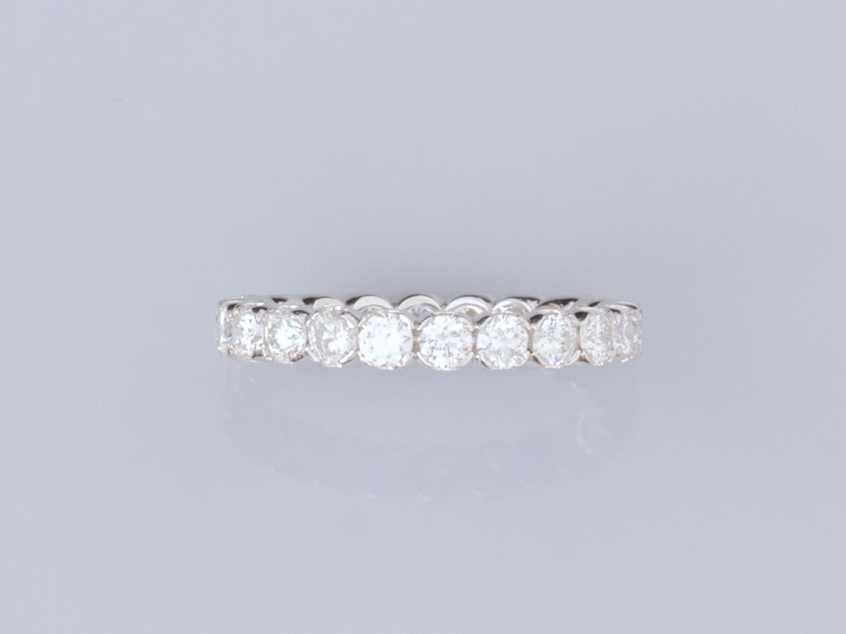 Null 18K白金钻石婚戒，镶有连续的明亮式切割钻石，共约1.30克拉，重1.5克。TDD 51.宽度：2.9毫米