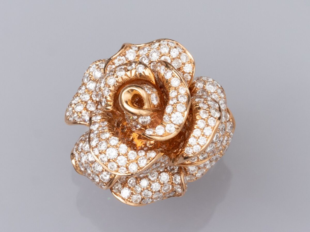 Null 18K玫瑰金戒指，造型为一朵盛开的玫瑰，全部镶嵌明亮型切割钻石（共约5.90克拉）。20.20 g.TDD 55.宽度：2.5厘米。 鹰头标志