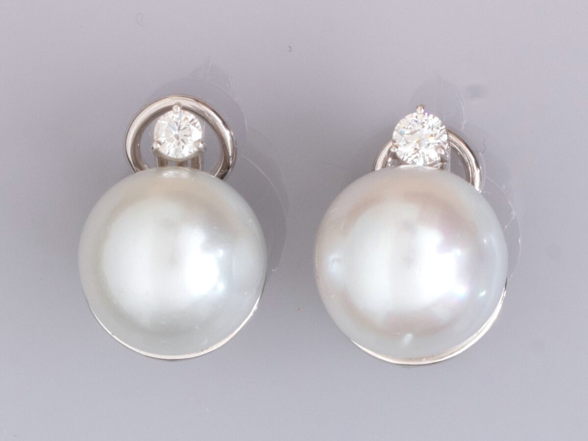 Null 18K白金耳环一对，镶嵌大颗南海养殖珍珠，直径14.5/15毫米，顶部镶嵌明亮型切割钻石（每颗约0.20克拉）。17.10 g.长度： 1.9 cm