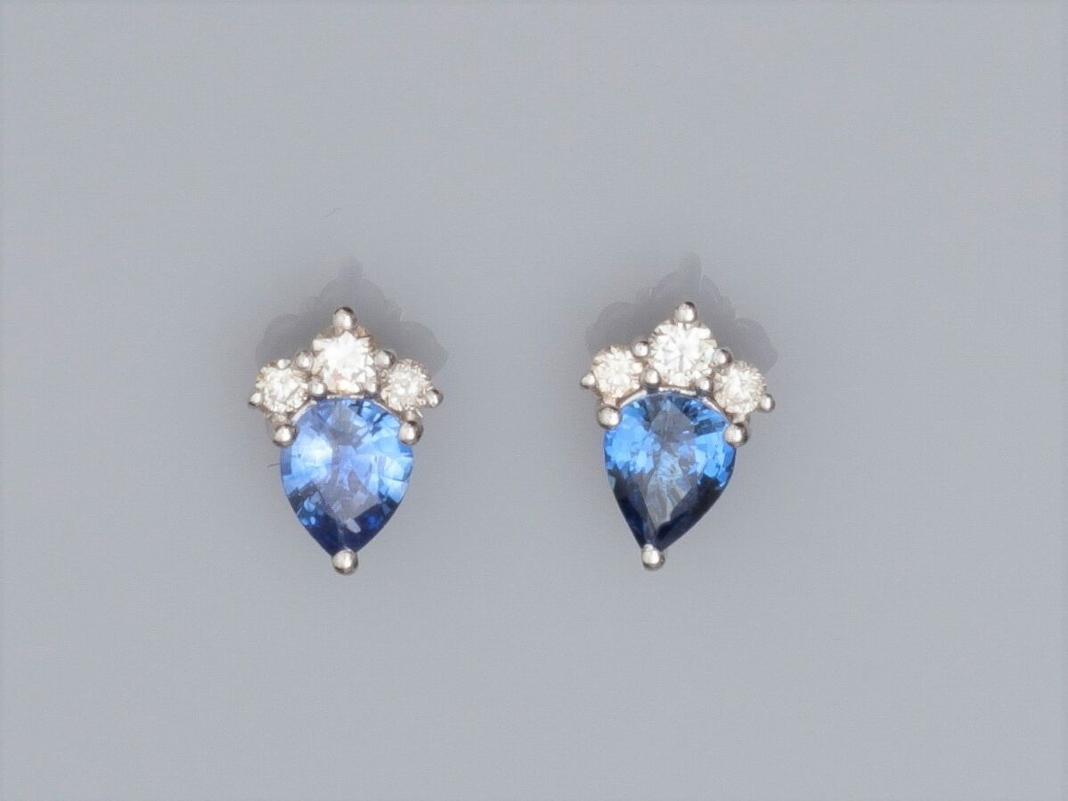 Null 一对18K白金耳环，每只耳环都镶嵌着一颗梨形蓝宝石，重约0.3克拉，由三颗小钻石突出。高：8毫米。标有鹰头的标志