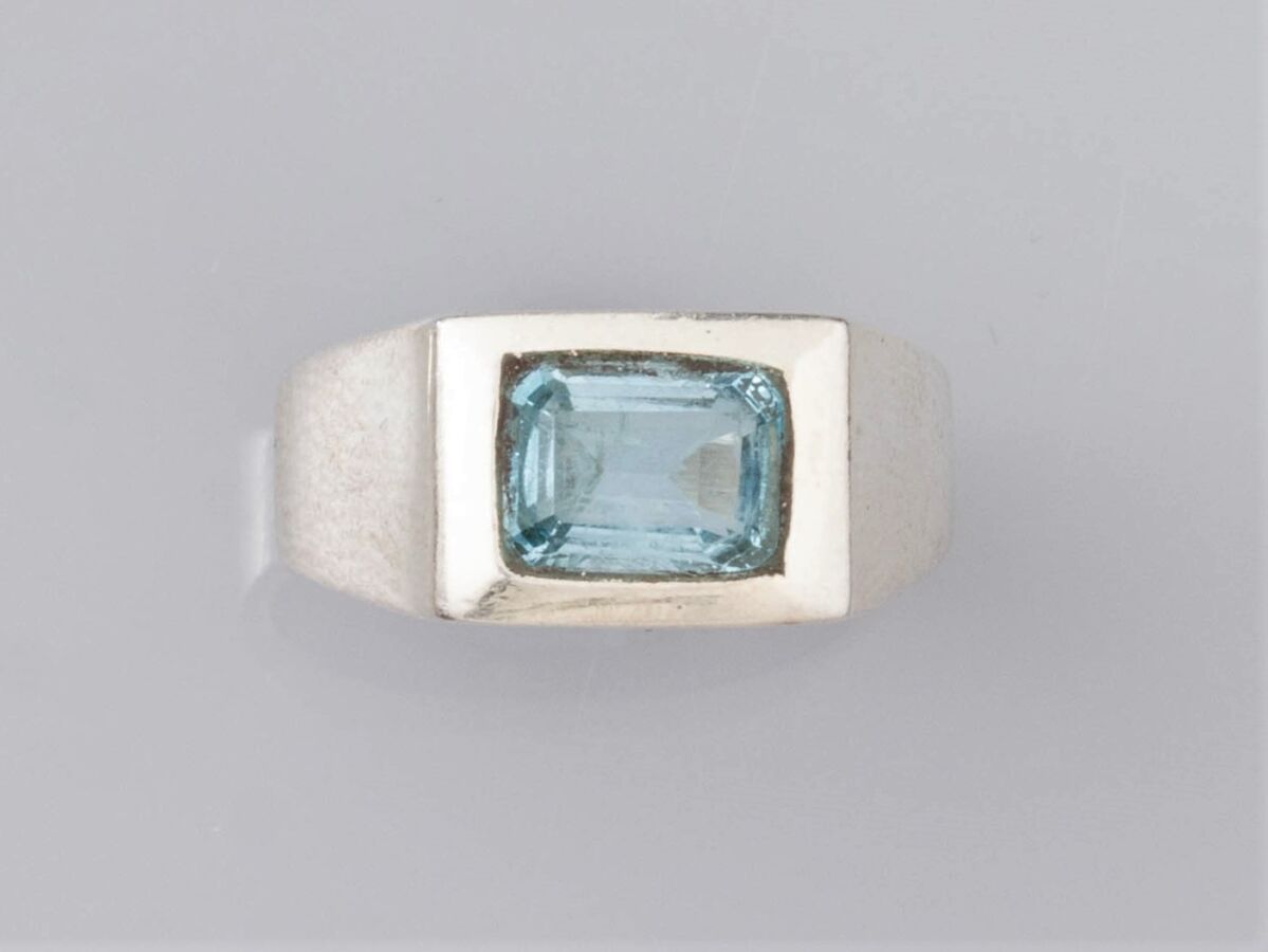 Null 925银戒指，镶有长方形蓝色托帕石，重7.7克。TDD 55.宽度：9毫米