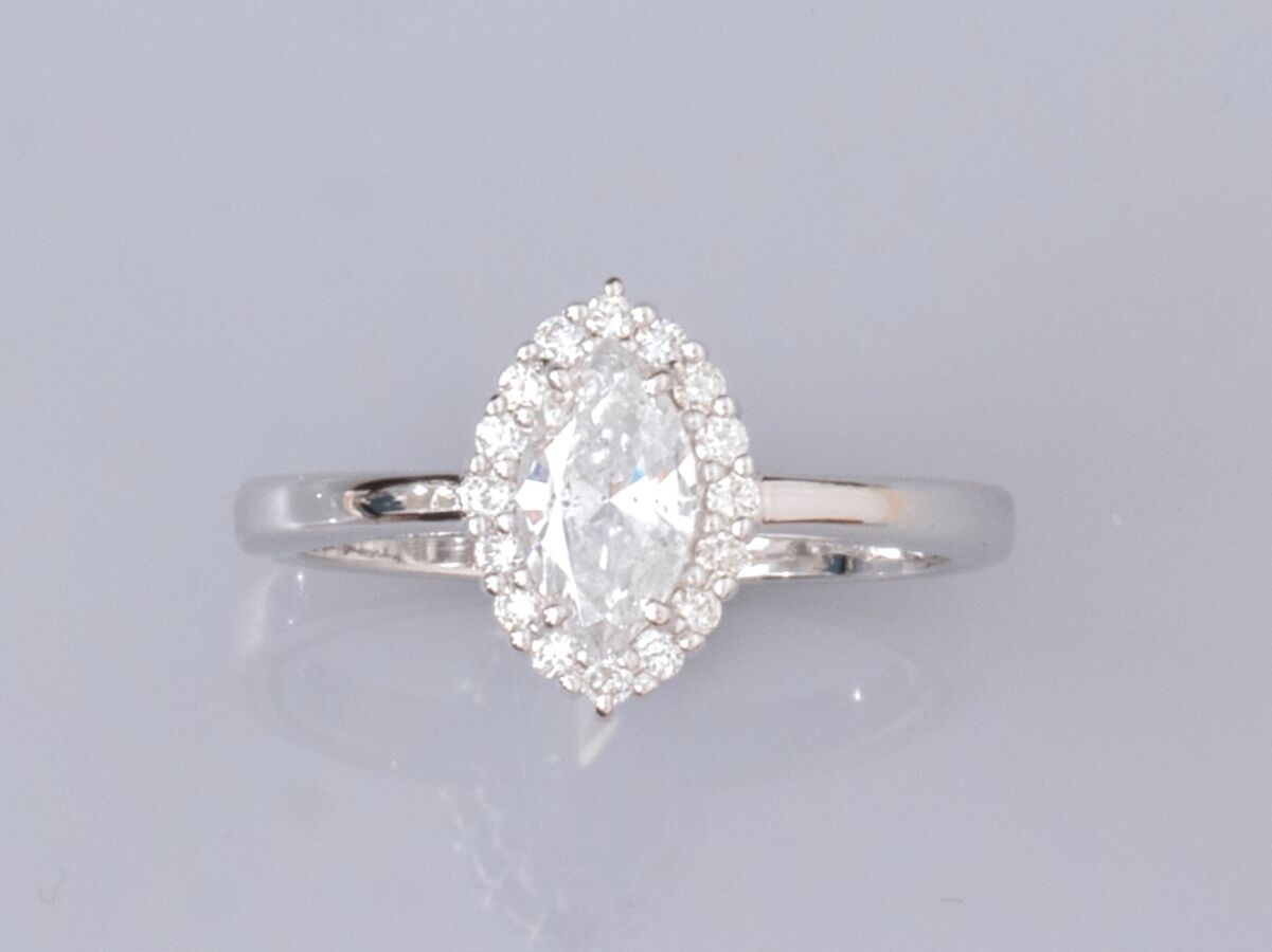 Null 18K白金戒指，镶有一颗0.67克拉的榄尖形钻石（已称重）；周围有小型明亮式切割钻石。TDD 54.长度：11.5毫米