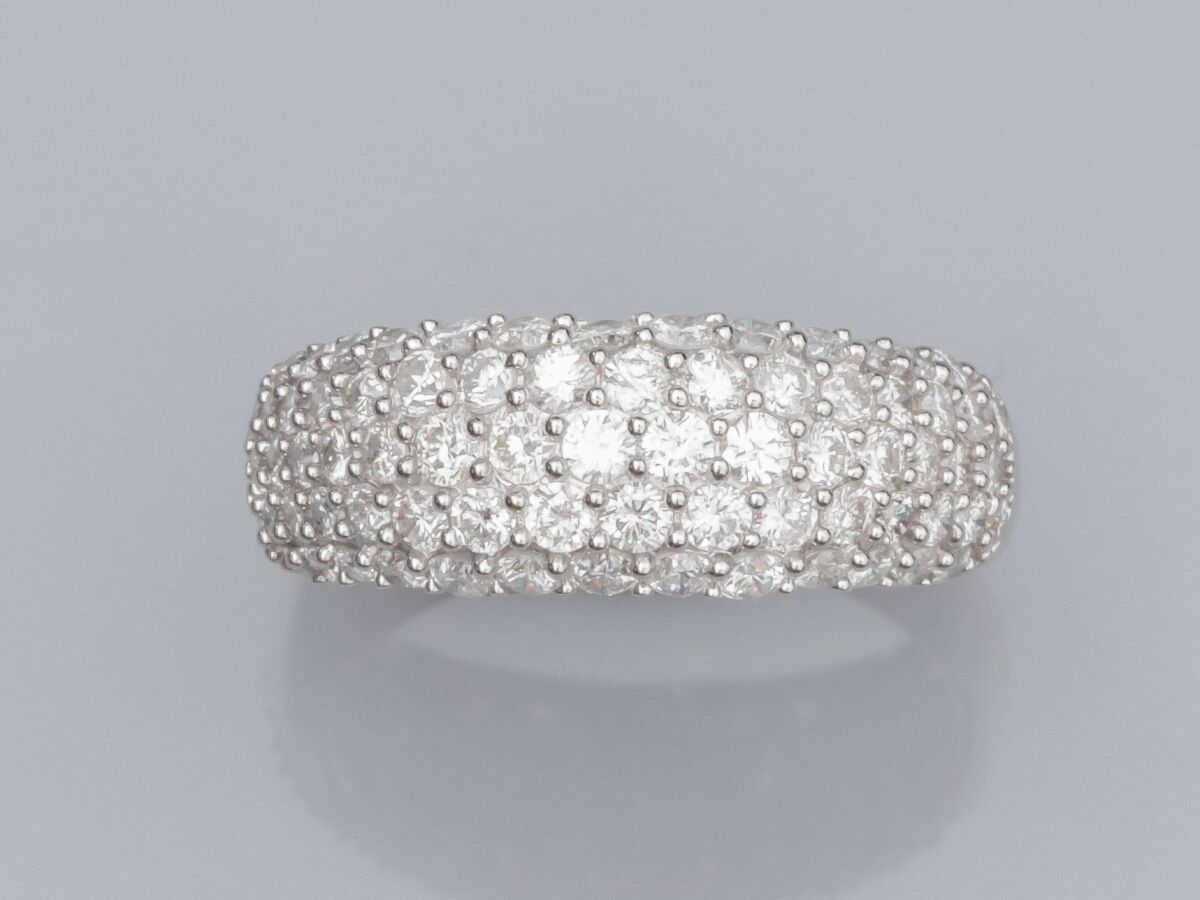Null 18K白金表带戒指，镶嵌明亮式切割钻石，重约1.50克拉，重3.9克。TDD 54.宽度：7.6毫米。鹰头标志