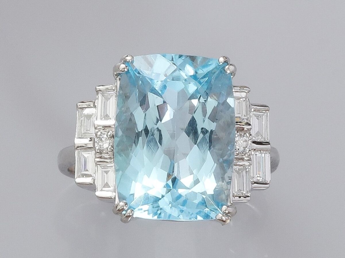 Null 18K白金戒指，镶有重约8.50克拉的枕形蓝色托帕石，以及长方形和明亮式切割钻石。TDD 53 长度：14.4毫米。鹰头标志