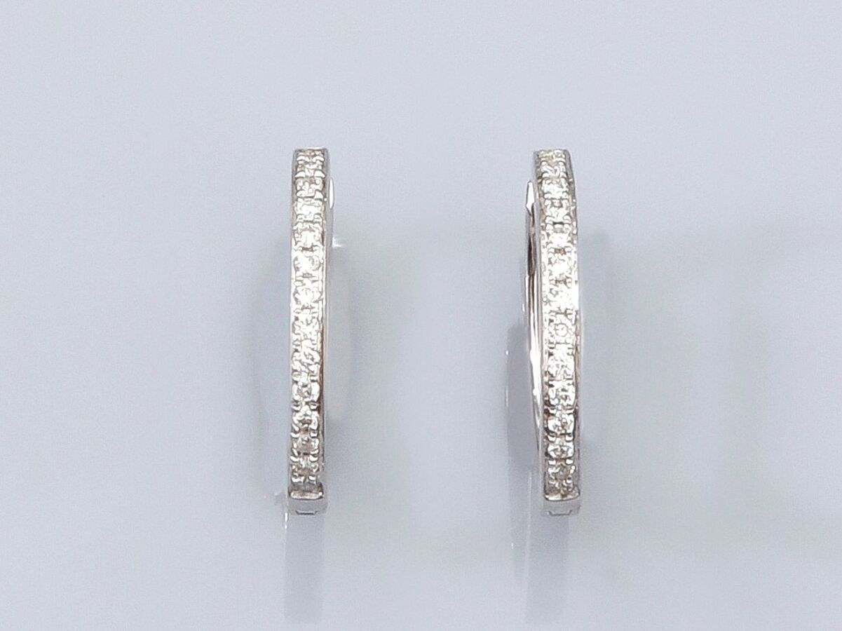 Null 18K白金圆形环形耳环一对，镶嵌明亮式切割钻石。2.7 g.高：17毫米。标有鹰头的标志