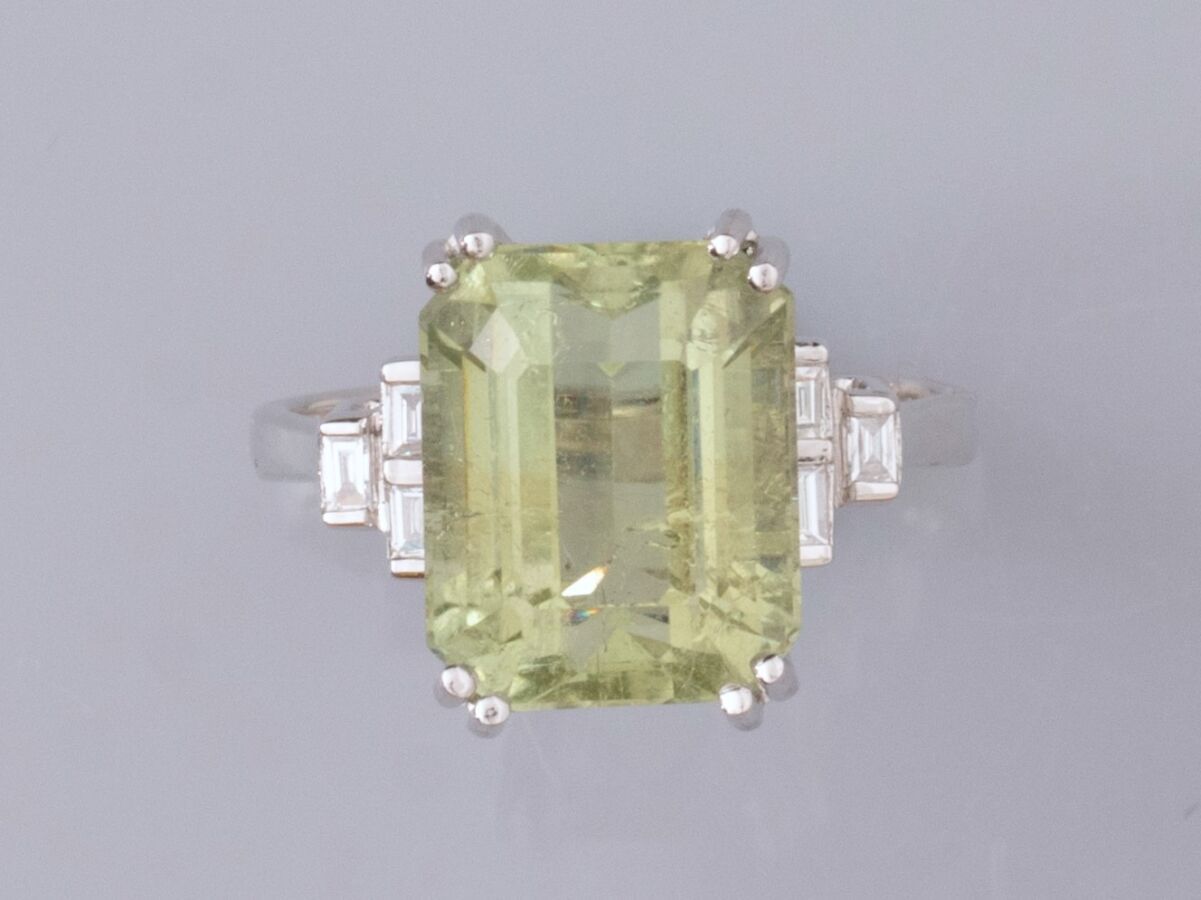 Null 18K白金戒指，镶嵌着一颗长方形绿碧玺，重约8克拉，两侧各有三颗长方形钻石。TDD 54.长度：13.5毫米。鹰头标志