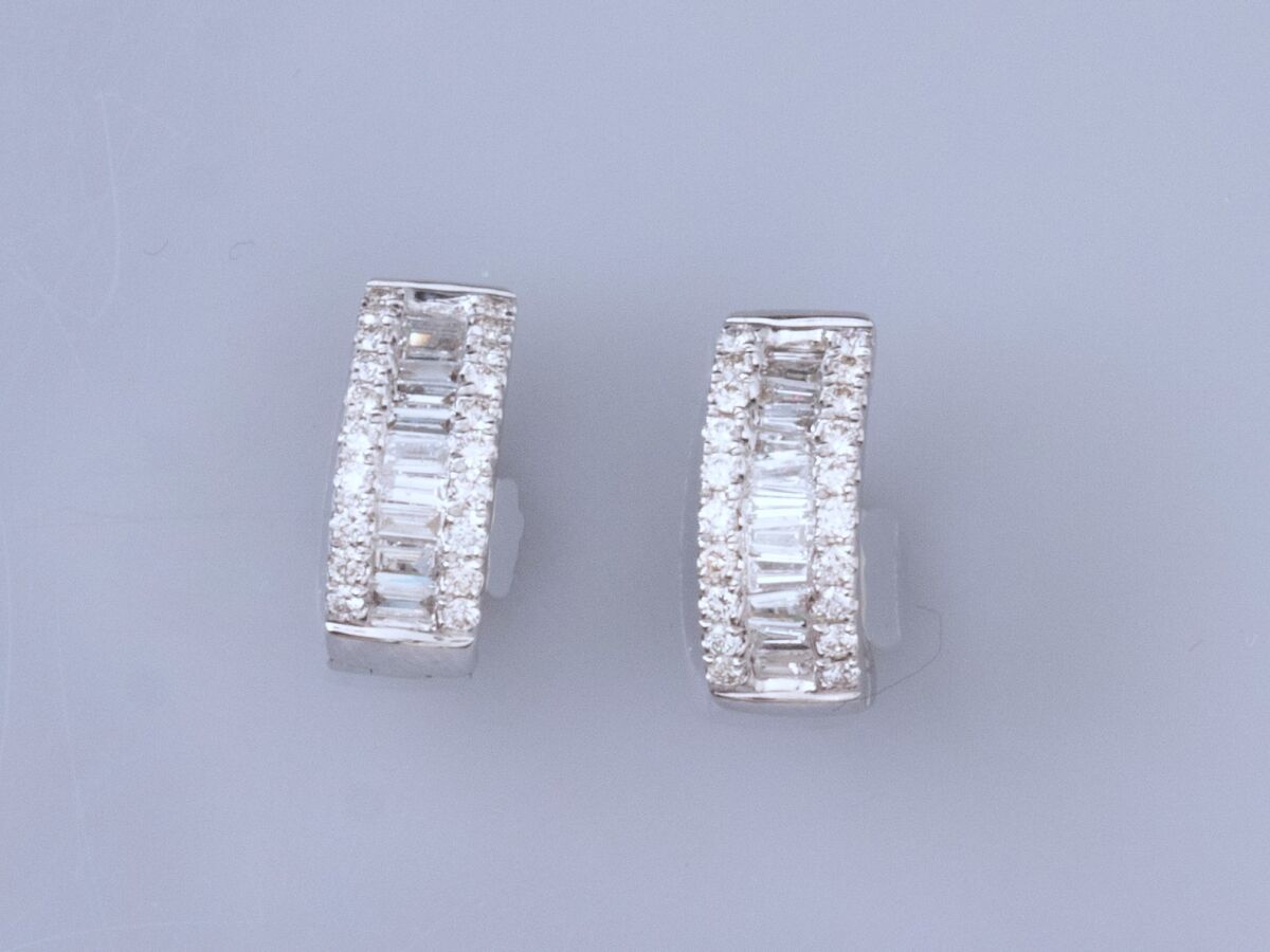 Null Paire de d'oreilles clips en or gris 750°/°° (18K) , serties chacune d'une &hellip;