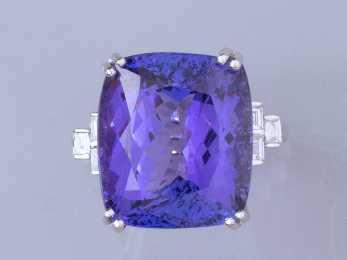 Null Ring in white gold 750°/°° (18K), set with a large cushion tanzanite of 16.&hellip;