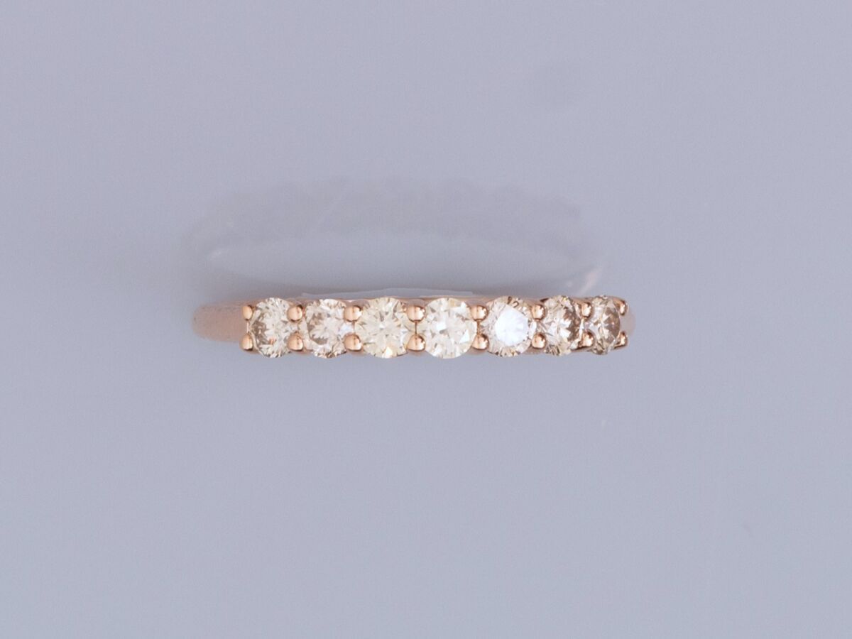 Null 18K玫瑰金钻石戒指，半圆镶嵌七颗明亮式切割棕色钻石，总重约0.50克拉。1.9 g.TDD 54.宽度：2.7毫米 鹰头标志