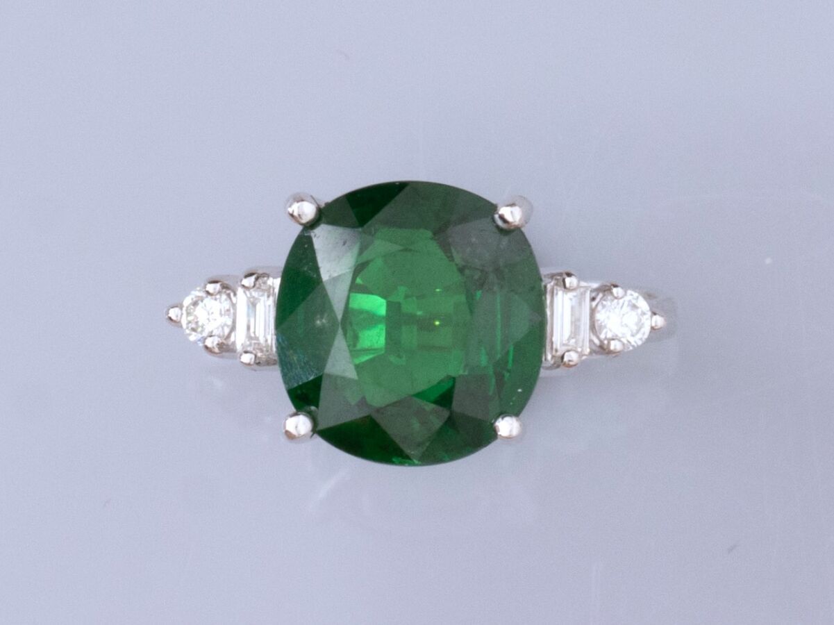 Null Ring aus 750°/Graugold (18 K), besetzt mit einem kissenförmigen grünen Tsav&hellip;