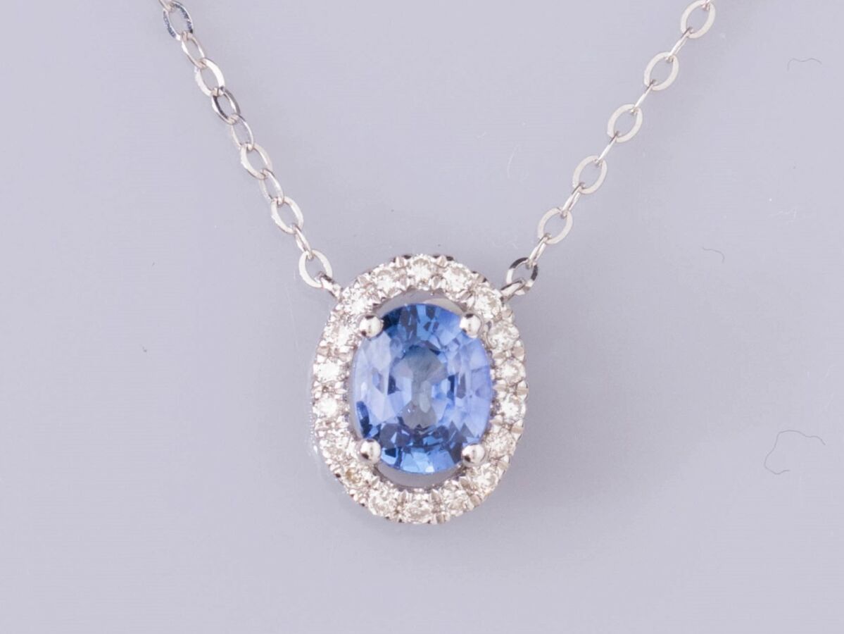 Null 750°/°白金项链，镶有一颗约0.80克拉的椭圆形蓝宝石，周围有明亮式切割钻石。长：40至45厘米。吊坠长度：9.3毫米。鹰头标志