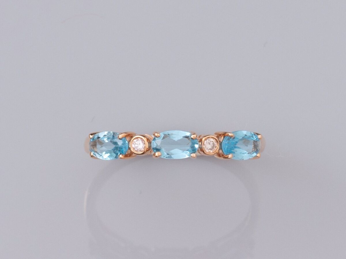 Null Wedding ring in 18K pink gold, set with three oval faceted blue topazes alt&hellip;
