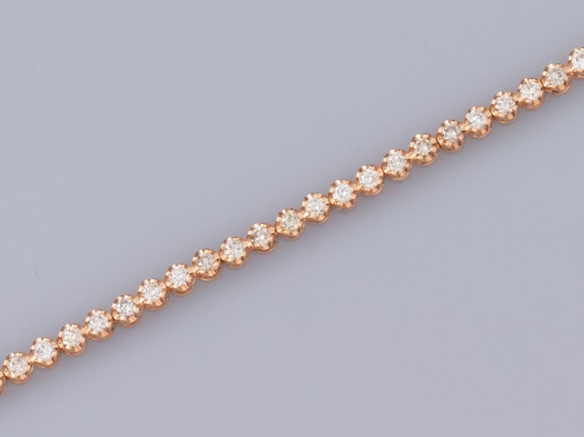 Null 18K粉红金精细河道手镯，镶有总重约1克拉的明亮式切割钻石。长：17.2厘米。宽度：2.2毫米。鹰头标志