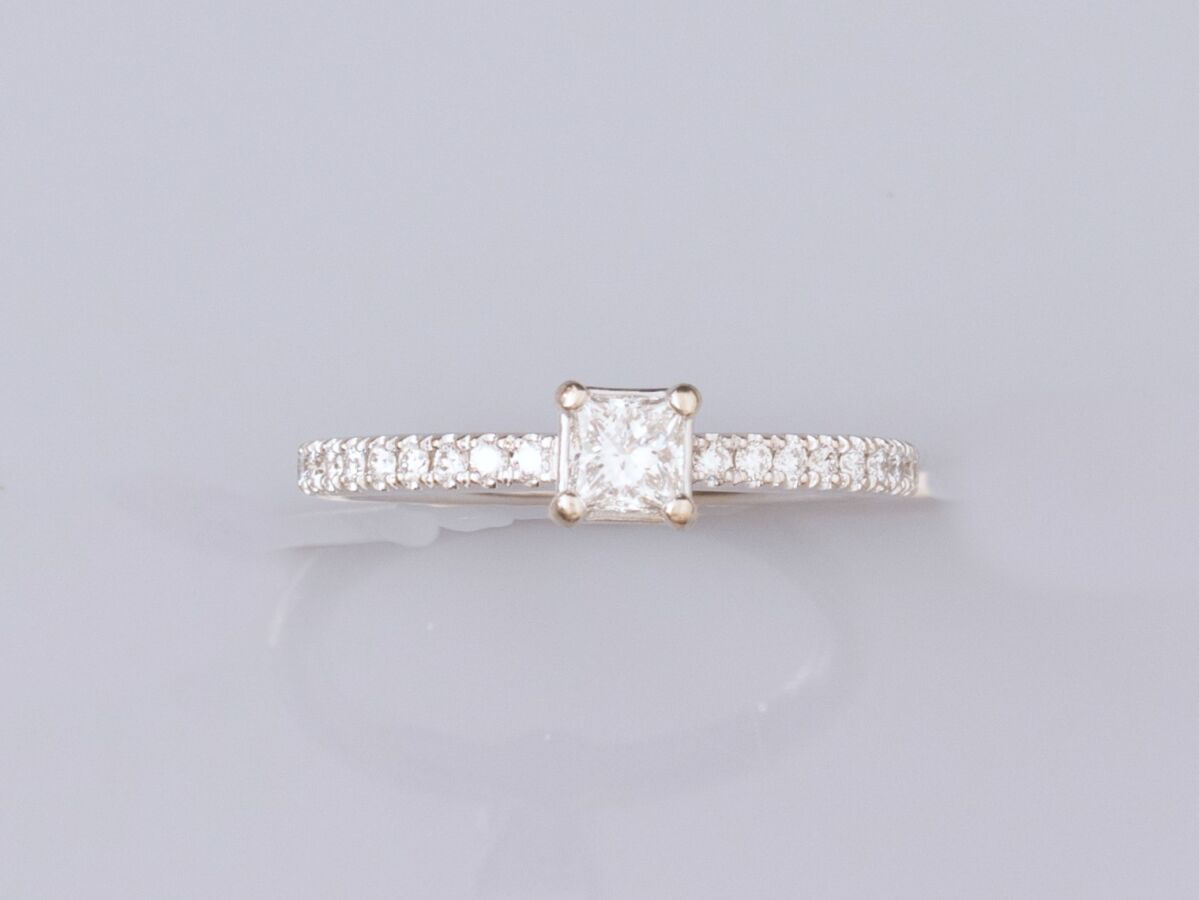 Null 585°/°°(14K)白金材质的精美单钻戒指，镶有一颗公主式切割钻石，重约0.25克拉，戒托上镶有小型明亮式切割钻石，重2.20克。TDD 49.5&hellip;
