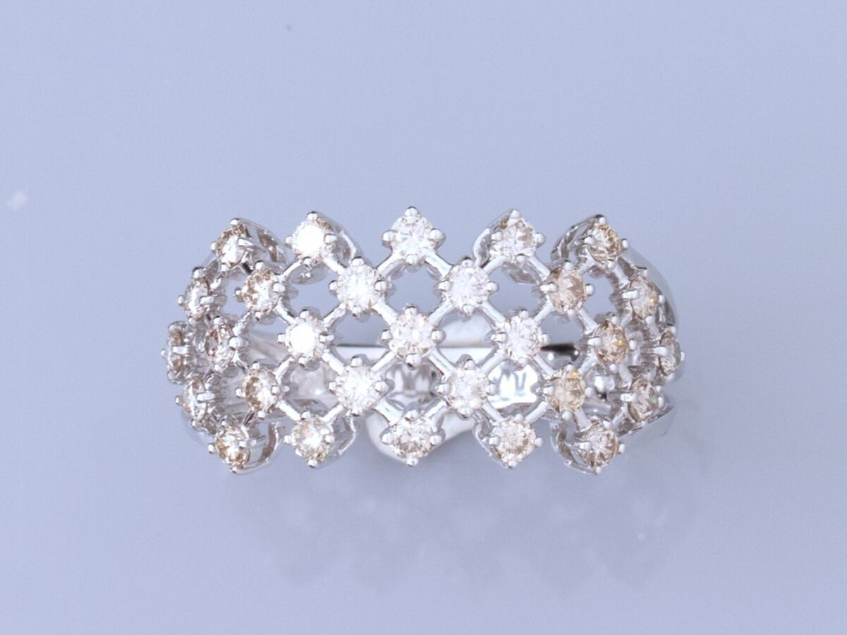 Null 镂空18K白金表带戒指，镶嵌明亮式切割钻石，重3.4克。TDD 54.宽度：10.5毫米 鹰头标志