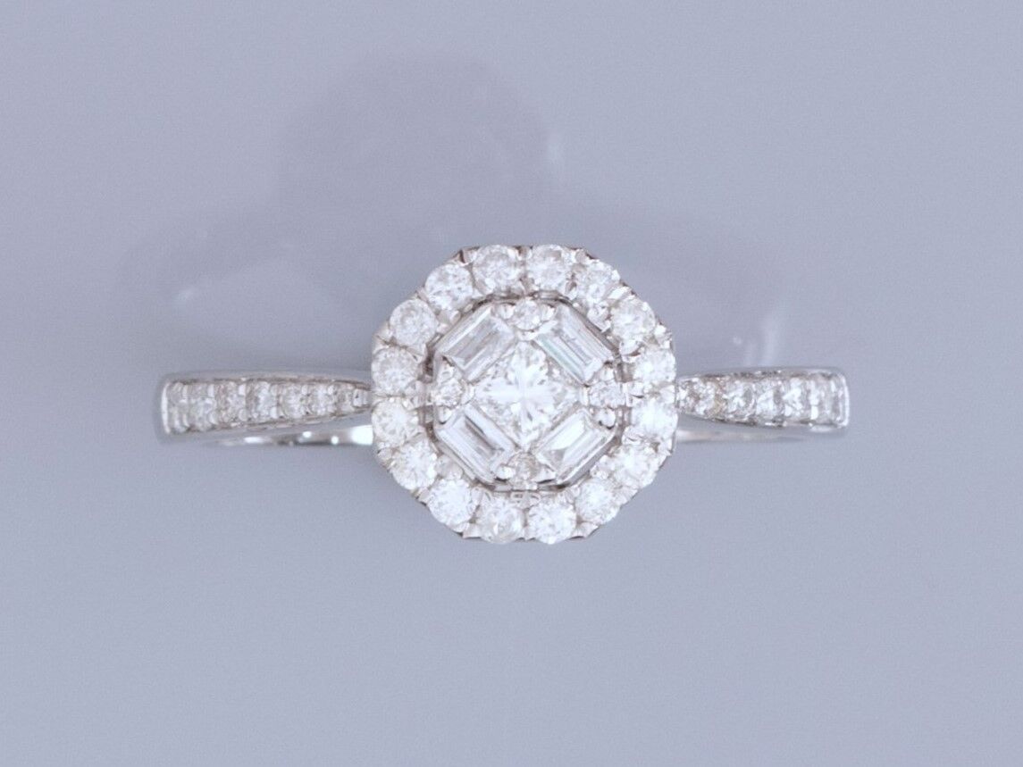Null 18K白金六边形戒指，镶嵌公主式、长方形和明亮式切割的钻石，重2.10克。TDD 53.5.宽度8.3毫米。鹰头标志