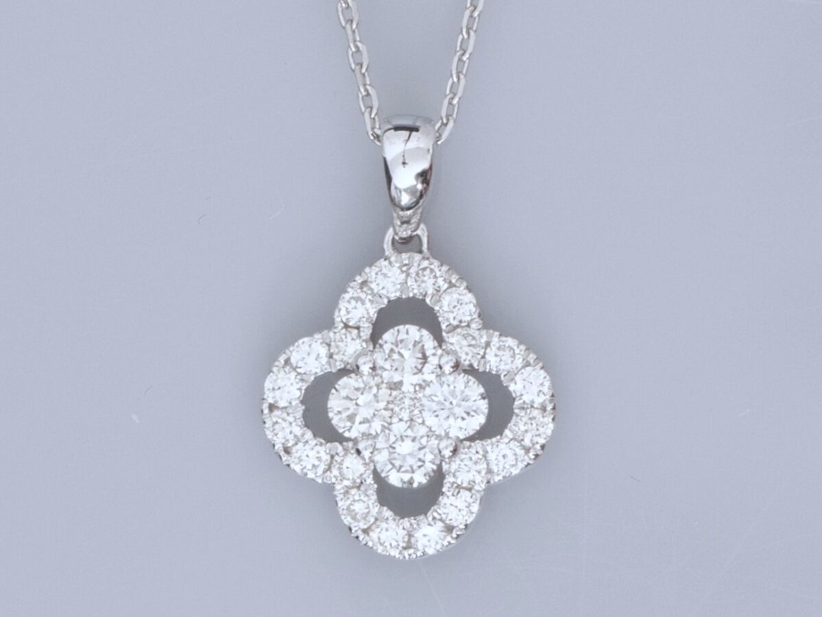 Null Chain with mesh forçat in white gold 750°/°° (18K) . Openwork clover pendan&hellip;