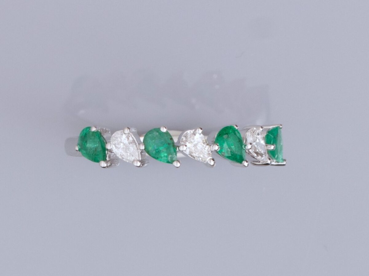 Null 18K白金精致戒指，半圆上镶嵌着梨形钻石和交替的梨形祖母绿。1.8 g.TDD 54.宽度：4.10毫米 鹰头标志
