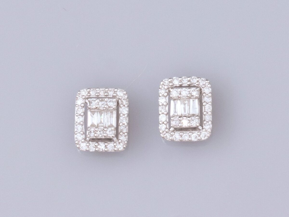 Null 18K白金长方形耳环一对，镶嵌明亮式切割和长方形钻石。1.10 g.长度：7.4毫米。鹰头标志