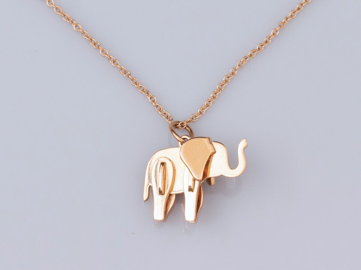 Null TIFFANY & CO，18K玫瑰金项链，配以Jaser链条和 "拯救野生 "大象吊坠。签名。 4.10 g.大：40.5至45.5。 吊坠：1.5&hellip;