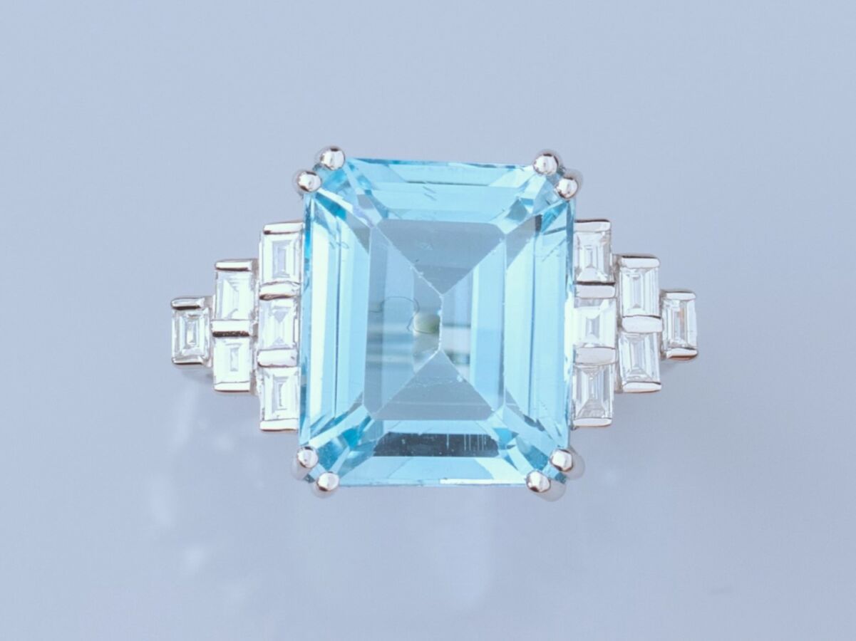 Null 750°/00白金戒指，镶有长方形蓝色托帕石，重约7.5克拉，镶有长方形钻石。TDD 52.黄宝石的尺寸：13.0 x 10.0毫米。标有一个鹰头。