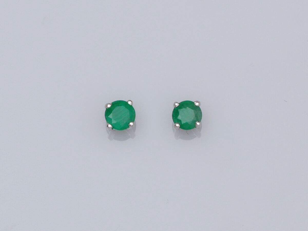 Null Pair of gold chips 750°/00 each set with a round emerald of about 0.30 ct. &hellip;