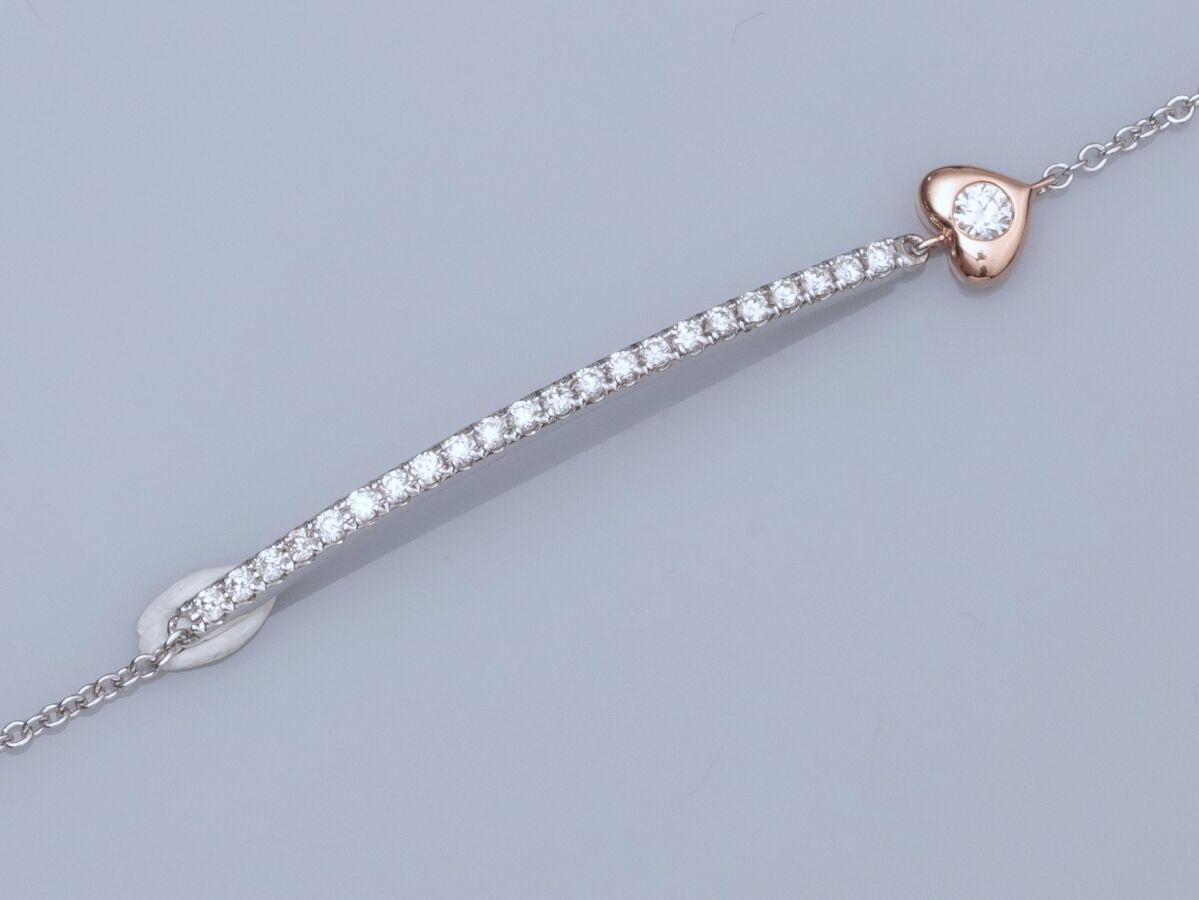Null Bracelet en or deux tons 750°/00 , serti d'une ligne de diamants taille bri&hellip;