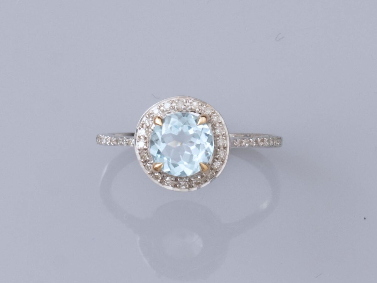 Null 925银戒指，镶嵌着一颗小的圆形蓝色托帕石，周围有小钻石，戒指上也有。爪子为585°/°（14K）金。1.6 g.TDD 53.直径8.8毫米