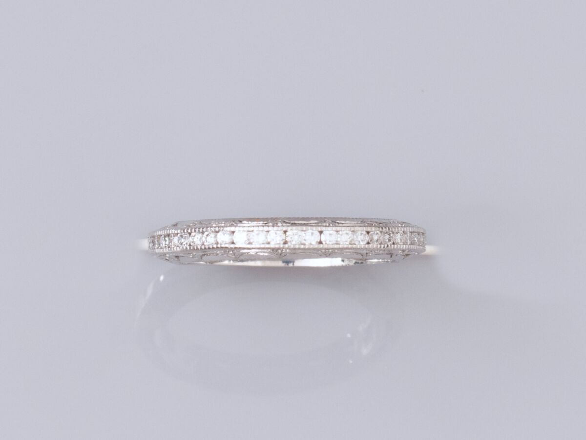 Null 18K白金戒指，半圆镶嵌明亮式切割钻石，丹青加工。签名：TACORI